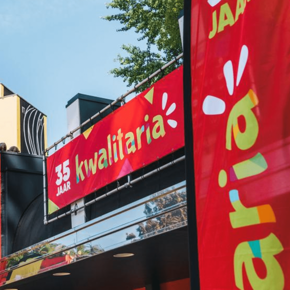 Kwalitaria trakteert klanten Voedselbank op gratis friet